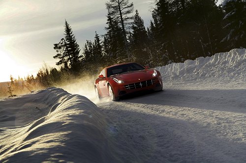 Voormalig wereldkampioen test Ferrari, driften met 12-ciliinder in de sneeuw + VIDEO
